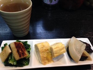 左から小松菜おひたし、出汁巻き、筍お煮しめ
